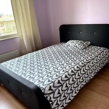 Lovely Spacious 3br Just Outside Of Centre Апартамент *