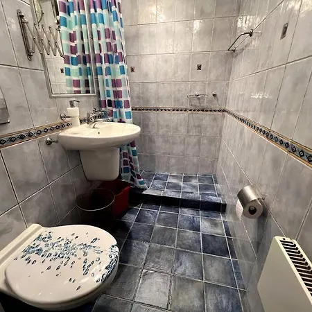 Апартамент Lovely Spacious 3br Just Outside Of Centre *